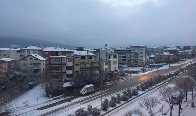 Osmaneli pazar gününe karla uyandı