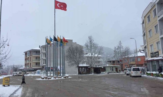 Osmaneli'nde karla mücadele çalışmaları devam ediyor