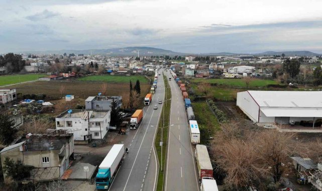 Osmaniye gişelerinde oluşan tır kuyruğu havadan görüntülendi