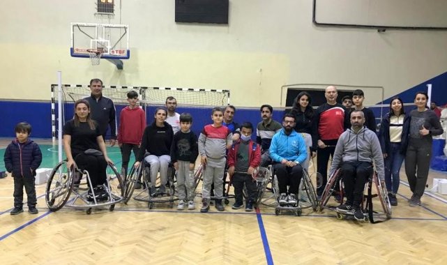 Osmaniye'de badminton turnuvası düzenlendi