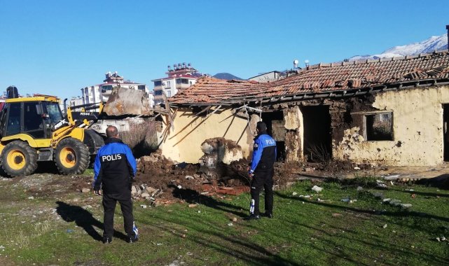 Osmaniye&#039;de metruk binalar yıkılıyor