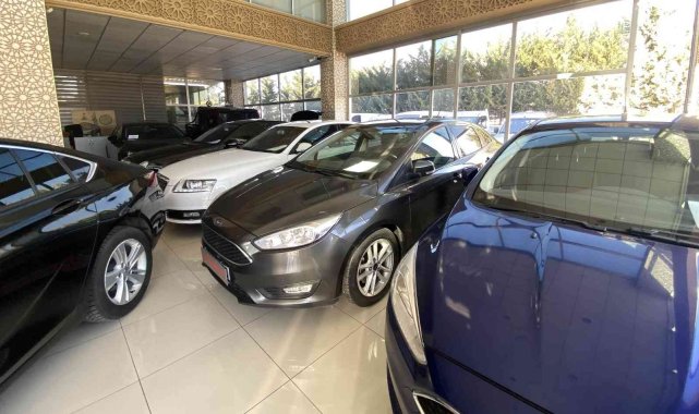 Oto galericiler stoktaki araçların piyasaya çıkmasını bekliyor