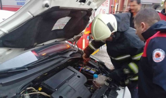 Oto yangını ihbarı itfaiyeyi harekete geçirdi