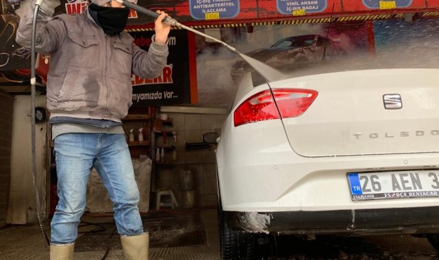 Oto yıkamacıların kış şartlarında zorlu mücadelesi