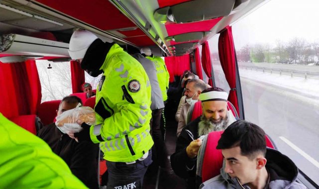 Otobüs arıza yapınca yolculara çorba ikramı polisten geldi