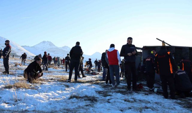 Otobüs devrildi ölü ve çok sayıda yaralı var