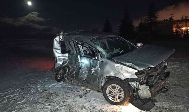 Otobüs ile çarpışan otomobildeki öğretmen ağır yaralandı