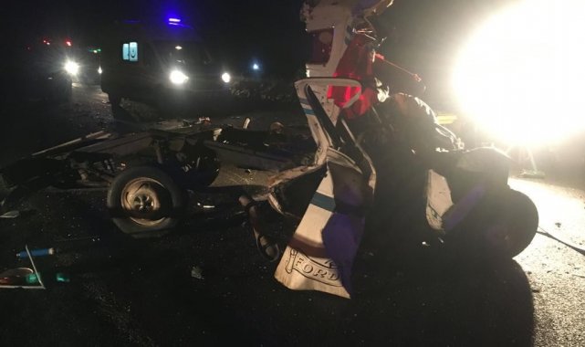 Otobüs ile kamyonet çarpıştı: 2 ölü, 19 yaralı