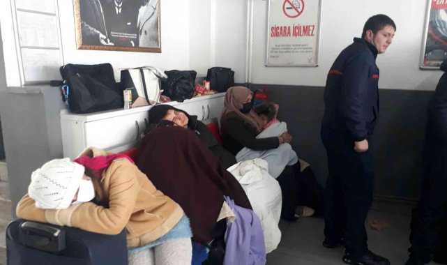 Otobüs seferleri durduruldu, vatandaşlar otogarda mahsur kaldı