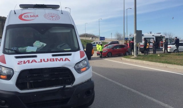 Otomobil ambulansla çarpıştı: 1 yaralı