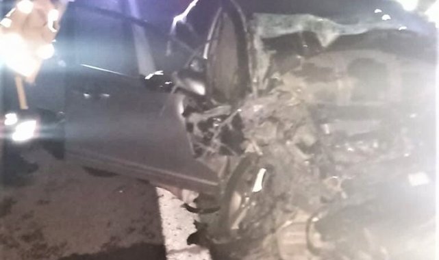 Otomobil çekiciye çarptı: 3'ü ağır 4 yaralı