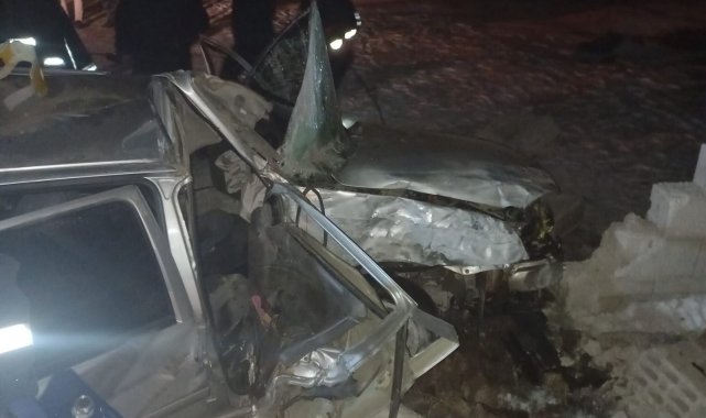 Otomobil duvara çarptı: 2 ölü