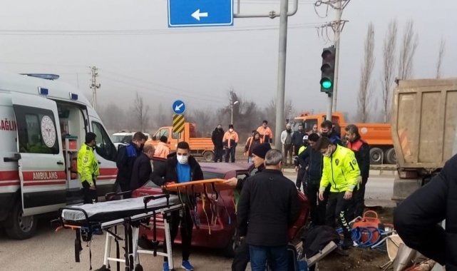 Otomobil hafriyat kamyonu ile çarpıştı: 1 ölü, 1 yaralı