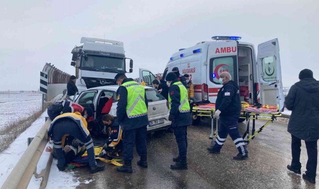 Otomobil ile kamyon çarpıştı, 4 kişi yaralandı