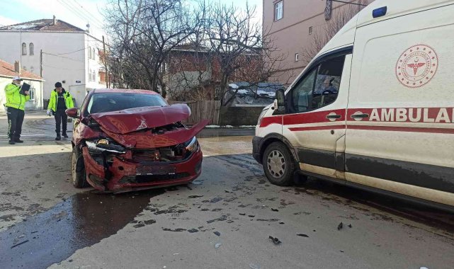 Otomobil ile kamyonet çarpıştı: 1 yaralı