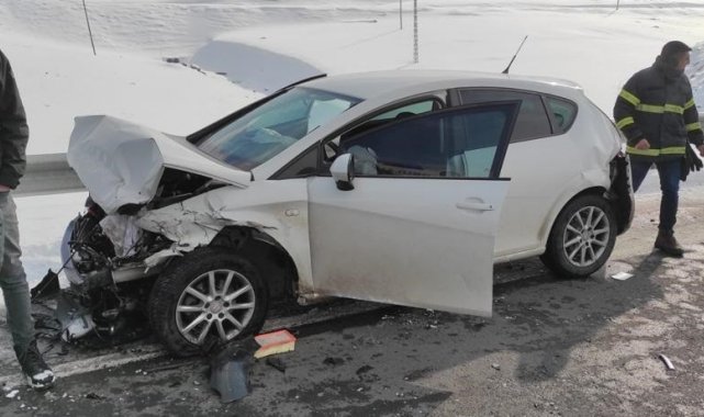 Otomobil ile minibüs çarpıştı: 2 yaralı