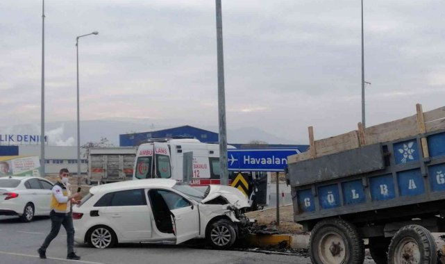 Otomobil ile traktör çarpıştı: 2 yaralı