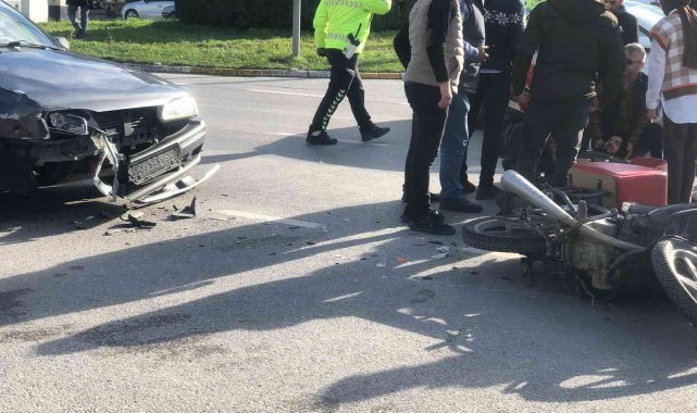 Otomobil motosiklete çarptı: 2 yaralı