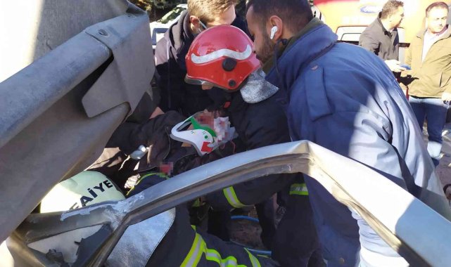 Otomobil ok gibi bariyerlere saplandı, araçta sıkışan sürücü güçlükle çıkarıldı