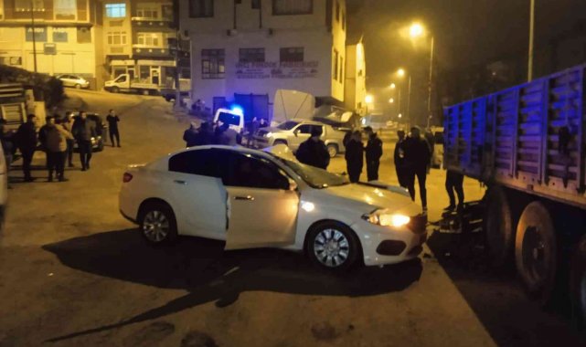 Otomobil park halindeki tıra çarptı: 2 yaralı