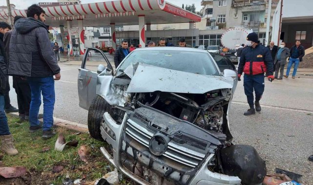 Otomobil refüjdeki ağaca çarptı: 1 yaralı