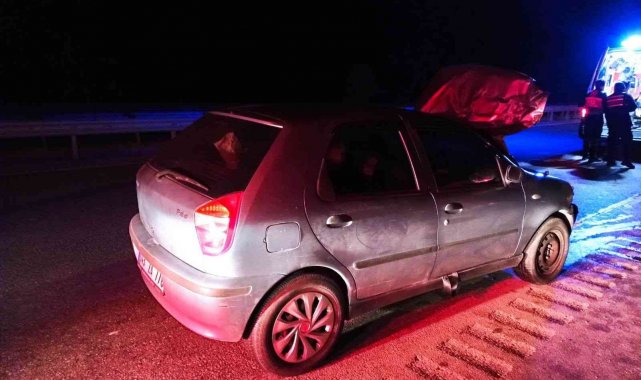 Otomobil tıra arkadan çarptı: 3 yaralı