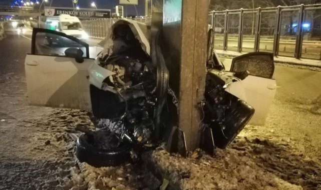 Otomobil yön levhasının direğine çarptı: 4 yaralı