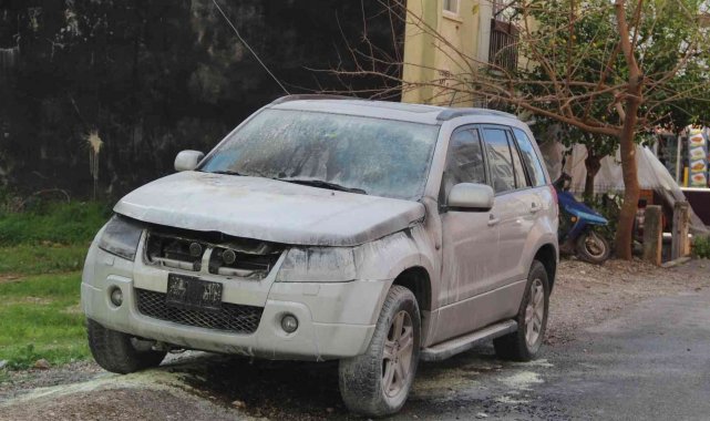 Otomobildeki yangına çeşme hortumuyla müdahale