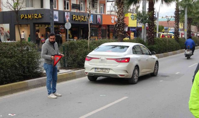 Otomobile arkadan çarpan motosikletli kurye ölümden döndü