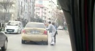 Otomobile tutunan kaykaylı genç az daha canından oluyordu