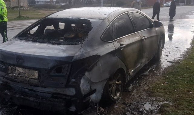 Otomobilin alev alev yandığı anlar kamerada