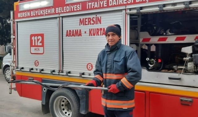 Otomobilin altına giren yılanı itfaiye çıkardı