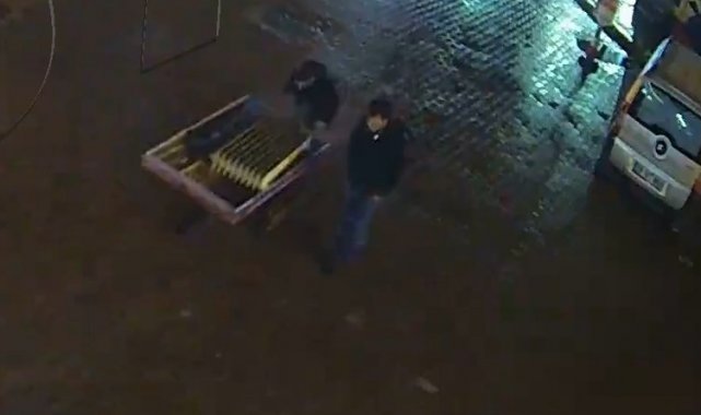 Otomobilin teyp ve hoparlörlerini çalan iki kardeşten biri tutuklandı