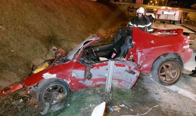 Otomobiliyle bariyere çarpan sağlık memuru ölümden döndü