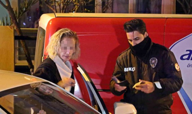 Otomobiliyle sitenin duvarına giren &#039;nezaketli&#039; alkollü sürücüden, üst üste özeleştiriler