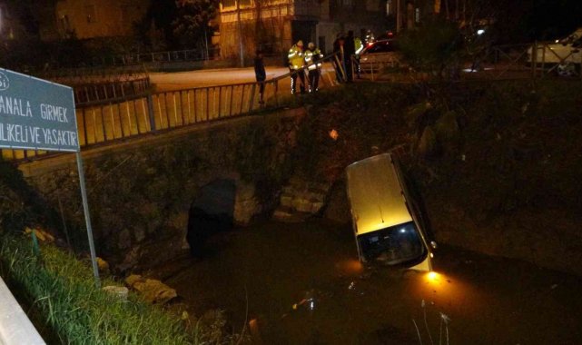 Otomobille çarpışan ticari araç korkulukları parçalayıp kanala uçtu