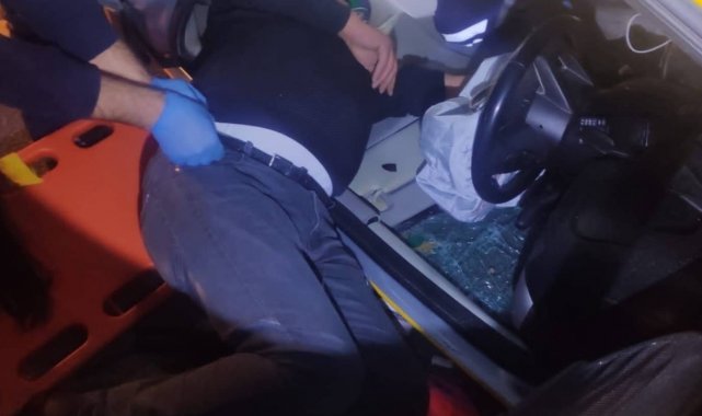 Otomobille çarpışan ticari taksi takla attı: 2 yaralı