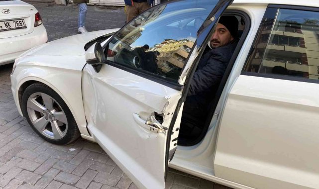 Otomobille kamyonun arasına sıkışan parmakları koptu