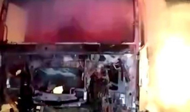 Otoyolda alev alev yanan tırdan geriye demir yığını kaldı