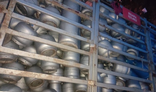 Otoyolda faciadan dönüldü: Tüp dolu kamyon devrildi