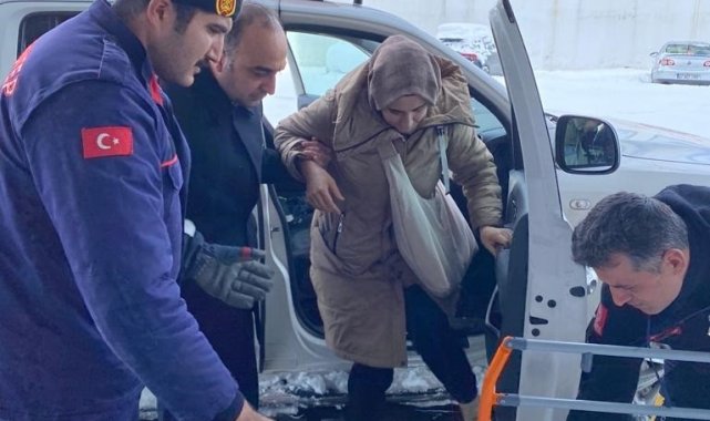 Otoyolda kalanlara kumanya dağıtıldı