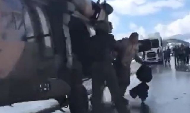 Otoyolda mahsur kalanlara askeri helikopterle kumanya ulaştırıldı