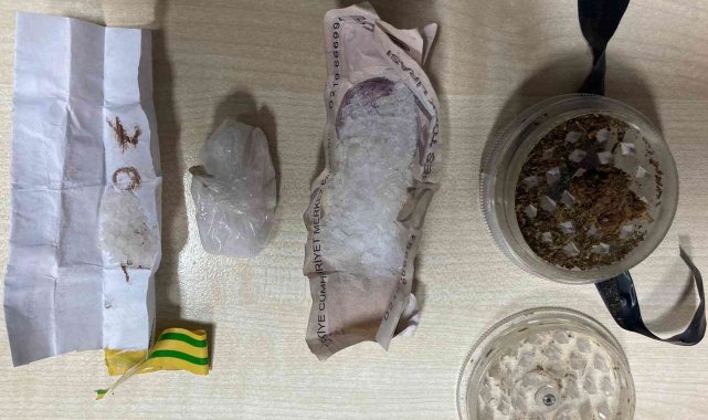 Otoyolda uyuşturucu baskını: Dikiz ayna üstündeki lambadan uyuşturucu çıktı