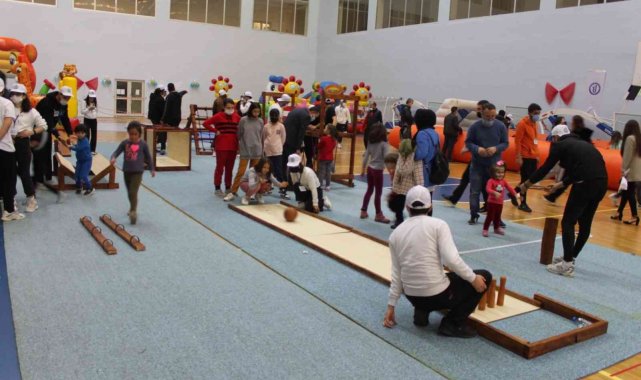 Oyun Şenliğinde yüzlerce çocuk doyasıya eğlendi