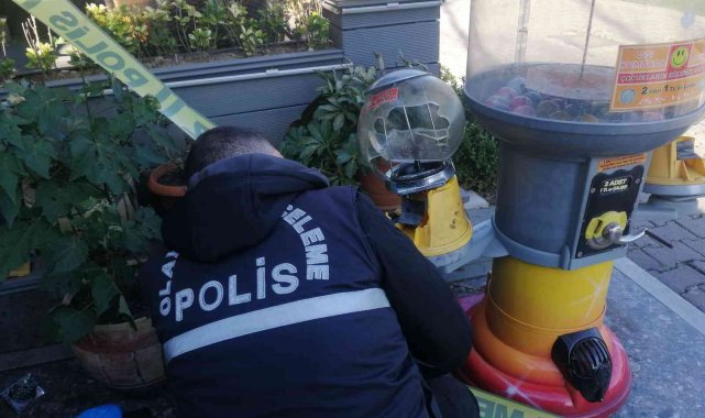 Oyuncak makinasını kırıp bozuk paraları çaldılar