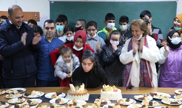 Özel Eğitim alan Müjgan Kaya'ya sürpriz doğum günü pastası