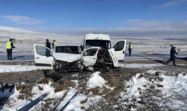Özel eğitim öğrencilerini taşıyan minibüs kaza yaptı: 11 yaralı