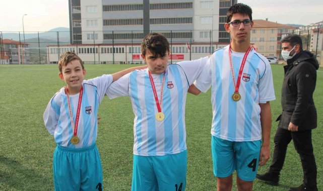 Özel gereksinimli çocuklar ilk defa bir futbol maçına çıktılar