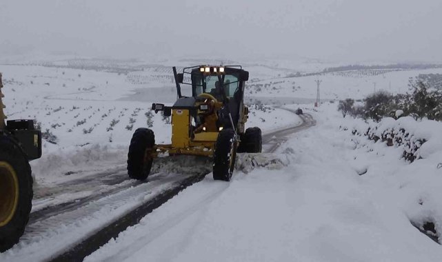 Özel İdare ekipleri, Kilis&#039;e yakın Gaziantep&#039;in köylerinde kar çalışması yapıyor