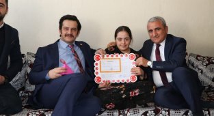 Özel öğrenciye evde karne sürprizi